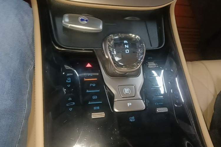 Used Denza D9 2022 EV 600 Four-Wheel Drive Flagship Model Gear Lever