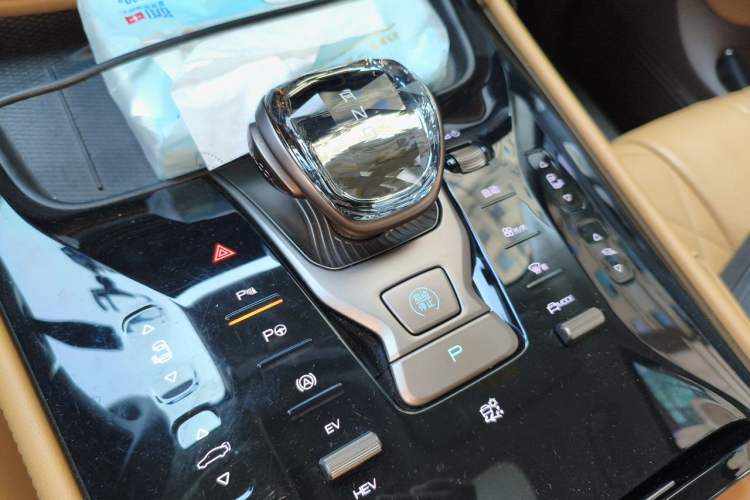 Used Denza D9 2022 DM-i 970 Four-Wheel Drive Flagship Model Gear Lever