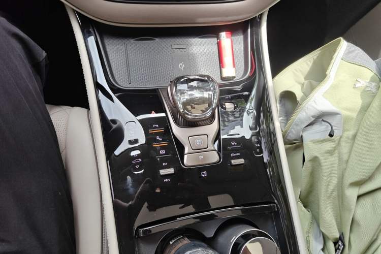 Used Denza D9 2022 DM-i 970 Four-Wheel Drive Prestige Model Gear Lever