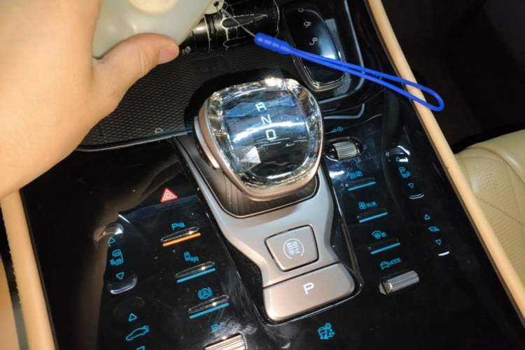 Used Denza D9 2022 DM-i 1040 Prestige Model Gear Lever