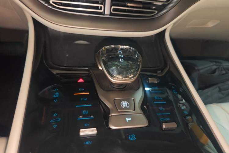 Used Denza D9 2022 DM-i 970 Four-Wheel Drive Flagship Model Gear Lever