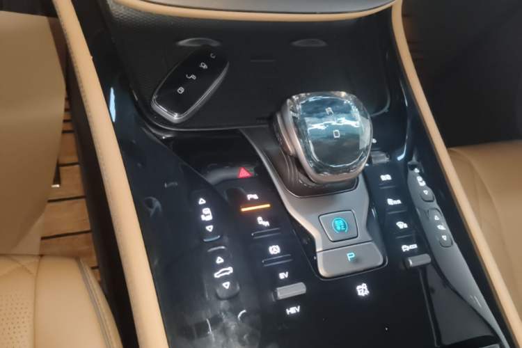 Used Denza D9 2022 DM-i 970 Four-Wheel Drive Prestige Model Gear Lever