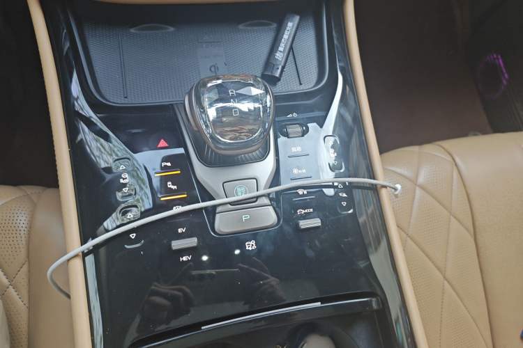 Used Denza D9 2022 DM-i 1040 Prestige Model Gear Lever