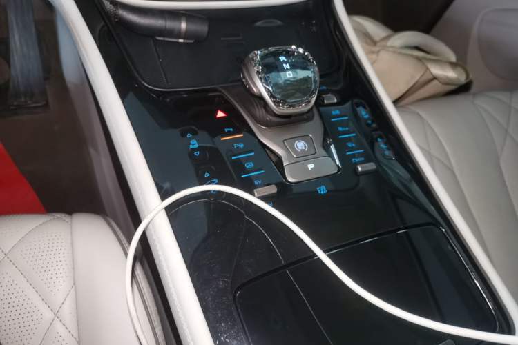 Used Denza D9 2022 DM-i 970 Four-Wheel Drive Flagship Model Gear Lever