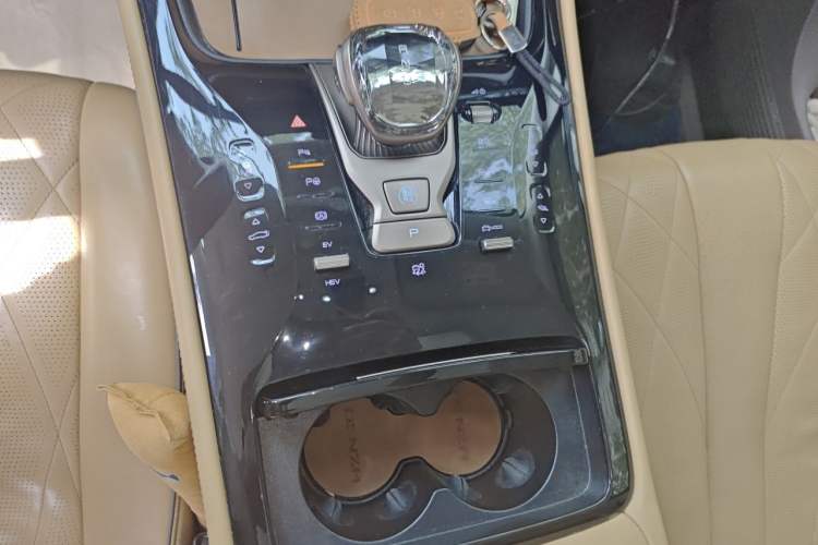 Used Denza D9 2022 DM-i 970 Four-Wheel Drive Flagship Model Gear Lever