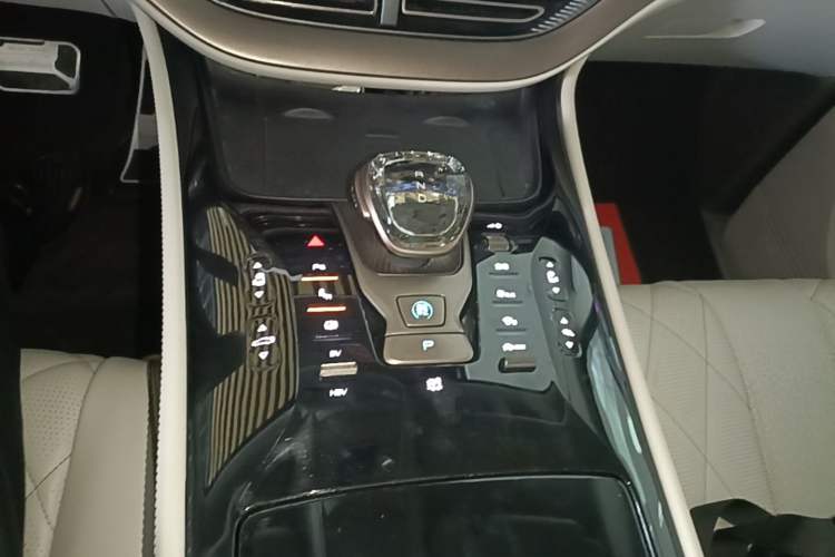 Used Denza D9 2022 DM-i 1040 Prestige Model Gear Lever