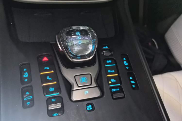 Used Denza D9 2022 DM-i 1040 Prestige Model Gear Lever