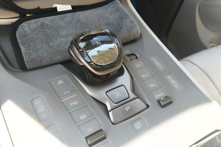 Used Denza D9 2022 DM-i 970 Four-Wheel Drive Flagship Model Gear Lever