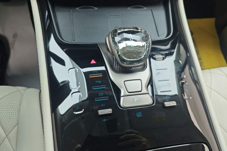Used Denza D9 2022 DM-i 970 Four-Wheel Drive Flagship Model Gear Lever