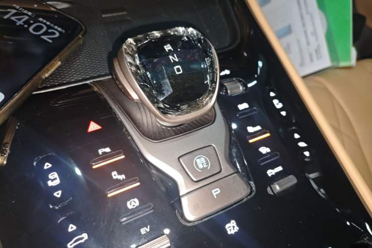 Used Denza D9 2022 DM-i 970 Four-Wheel Drive Prestige Model Gear Lever