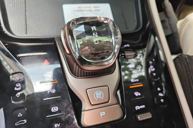 Used Denza D9 2022 DM-i 970 Four-Wheel Drive Flagship Model Gear Lever