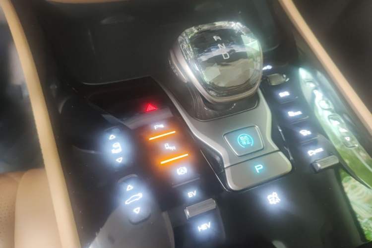 Used Denza D9 2022 DM-i 1040 Prestige Model Gear Lever