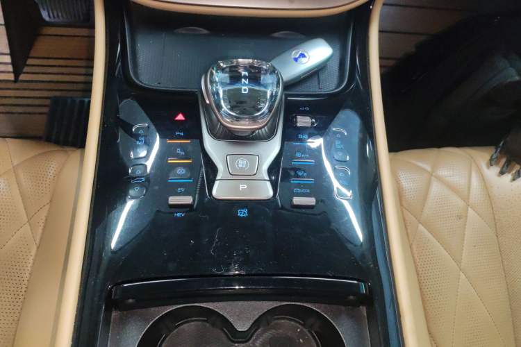 Used Denza D9 2022 DM-i 970 Four-Wheel Drive Prestige Model Gear Lever