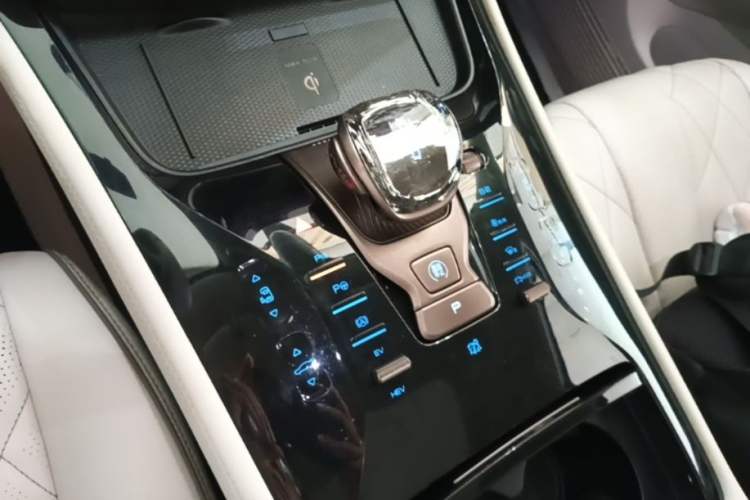 Used Denza D9 2022 DM-i 970 Four-Wheel Drive Flagship Model Gear Lever