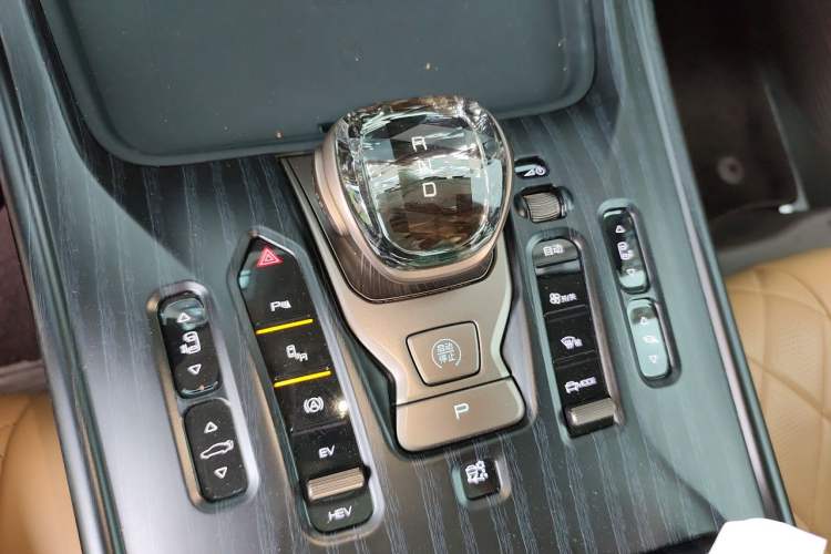 Used Denza D9 2022 DM-i 1040 Prestige Model Gear Lever