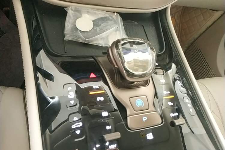 Used Denza D9 2022 DM-i 970 Four-Wheel Drive Flagship Model Gear Lever