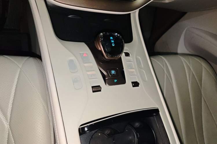 Used Denza D9 2022 DM-i 970 Four-Wheel Drive Prestige Model Gear Lever