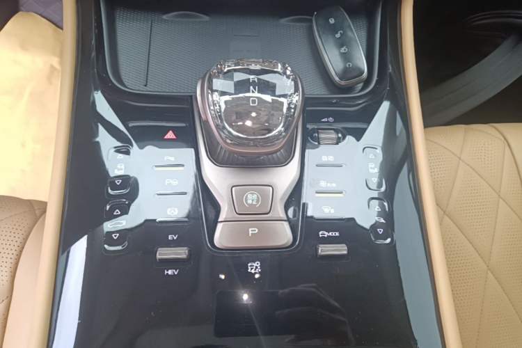 Used Denza D9 2022 DM-i 970 Four-Wheel Drive Flagship Model Gear Lever
