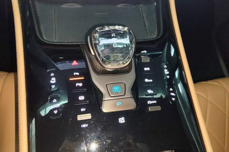 Used Denza D9 2022 DM-i 970 Four-Wheel Drive Flagship Model Gear Lever