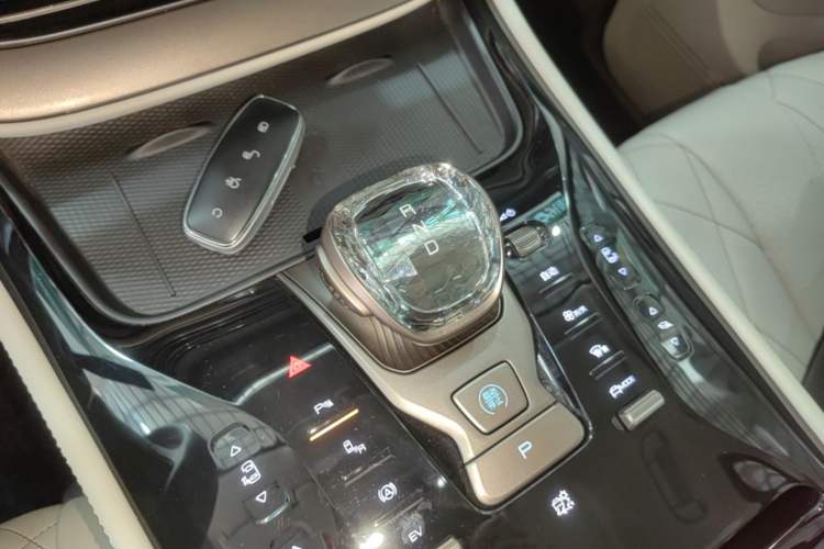 Used Denza D9 2022 DM-i 970 Four-Wheel Drive Prestige Model Gear Lever