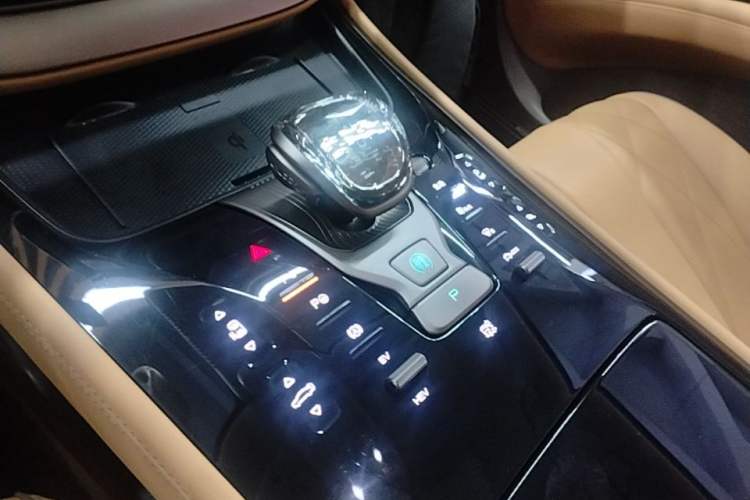Used Denza D9 2022 DM-i 970 Four-Wheel Drive Flagship Model Gear Lever