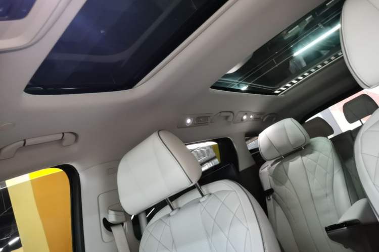 Used Denza D9 2022 DM-i 970 Four-Wheel Drive Prestige Model Headliner