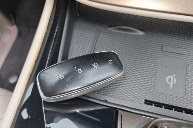 Used Denza D9 2022 DM-i 1040 Prestige Model Interior 1