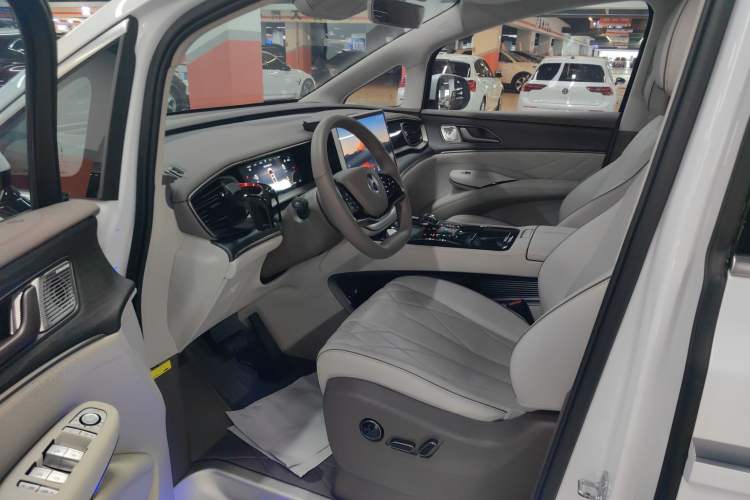 Used Denza D9 2022 DM-i 970 Four-Wheel Drive Flagship Model Interior 1