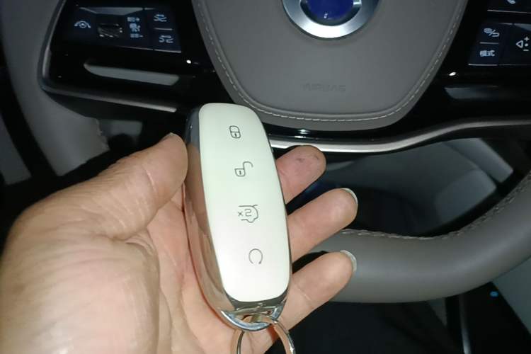 Used Denza D9 2022 EV 620 Prestige Model Interior 1