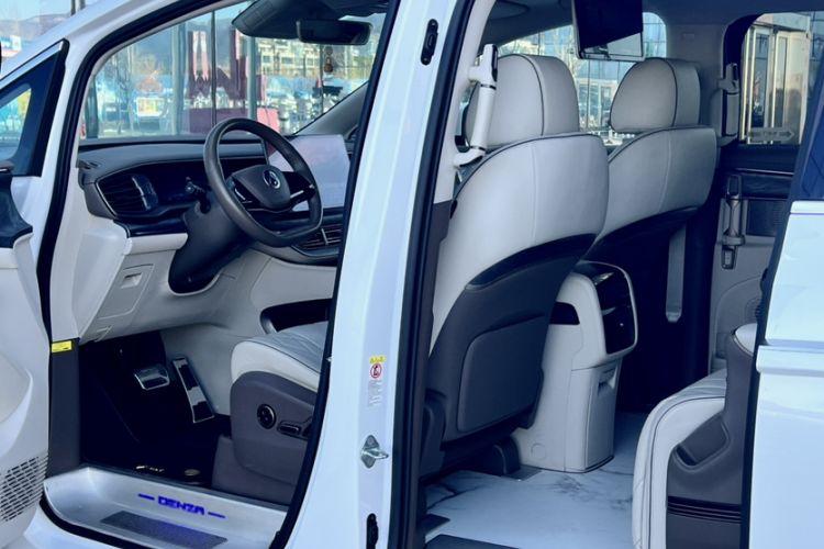 Used Denza D9 2022 DM-i 1040 Prestige Model Interior 12