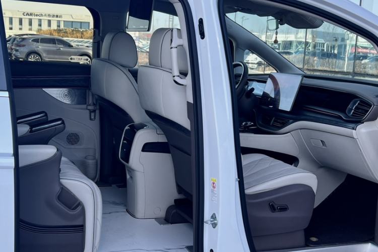 Used Denza D9 2022 DM-i 1040 Prestige Model Interior 13