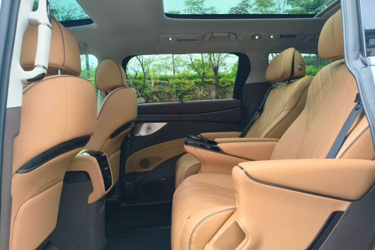 Used Denza D9 2022 DM-i 1040 Prestige Model Interior 2