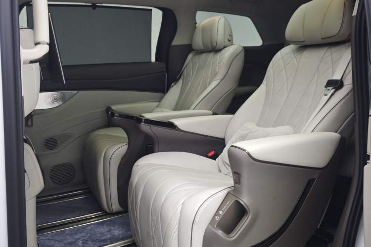 Used Denza D9 2022 DM-i 970 Four-Wheel Drive Flagship Model Interior 2
