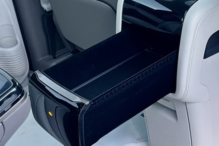 Used Denza D9 2022 DM-i 1040 Prestige Model Interior 2