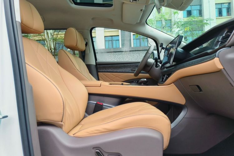Used Denza D9 2022 DM-i 1040 Prestige Model Interior 3