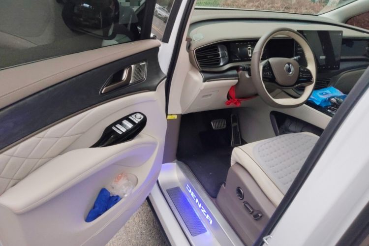 Used Denza D9 2022 DM-i 1040 Prestige Model Interior 3