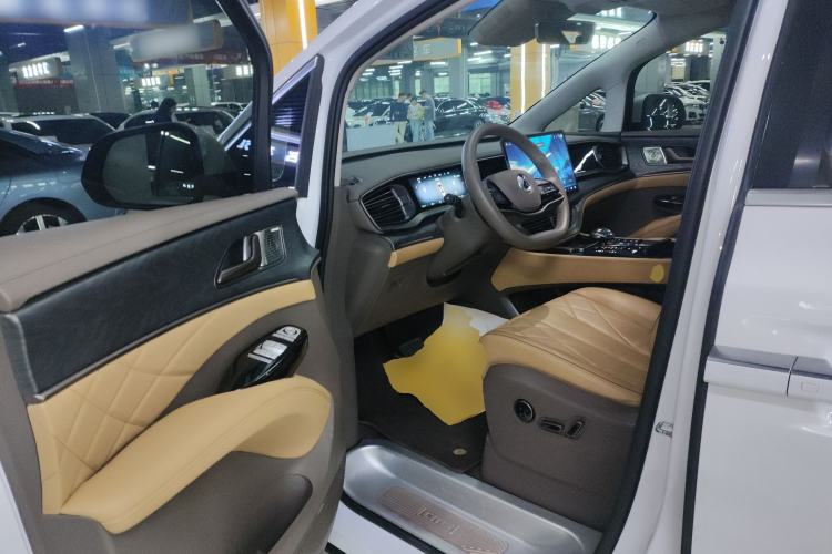 Used Denza D9 2022 DM-i 1040 Prestige Model Interior 3