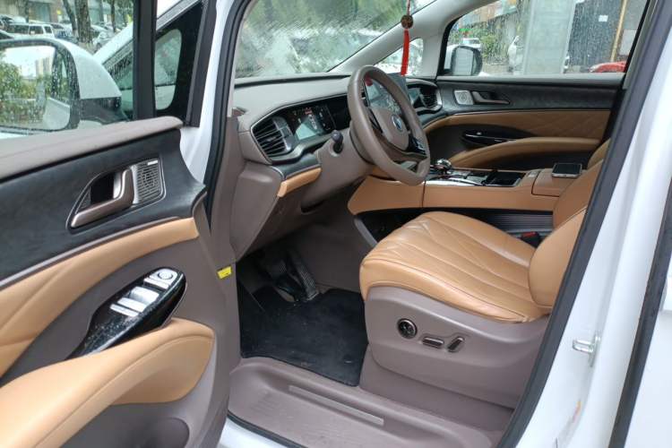 Used Denza D9 2022 DM-i 1040 Prestige Model Interior 3
