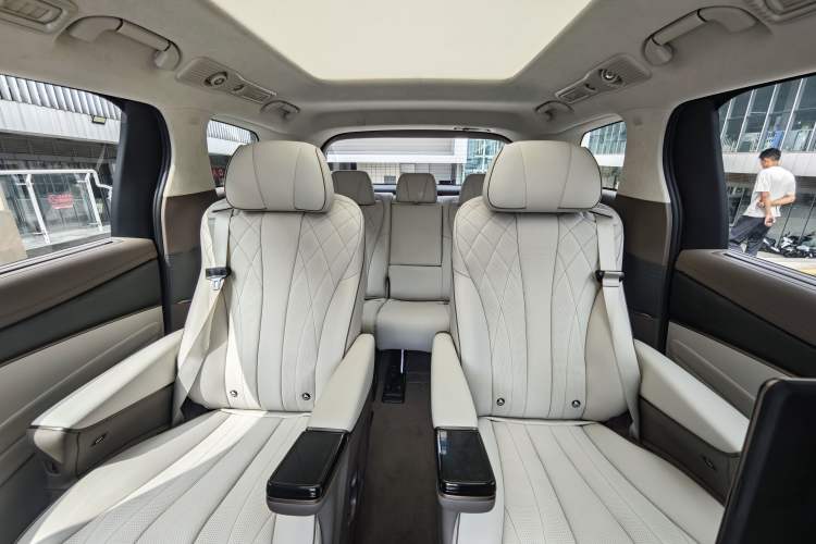 Used Denza D9 2022 DM-i 970 Four-Wheel Drive Flagship Model Interior 4