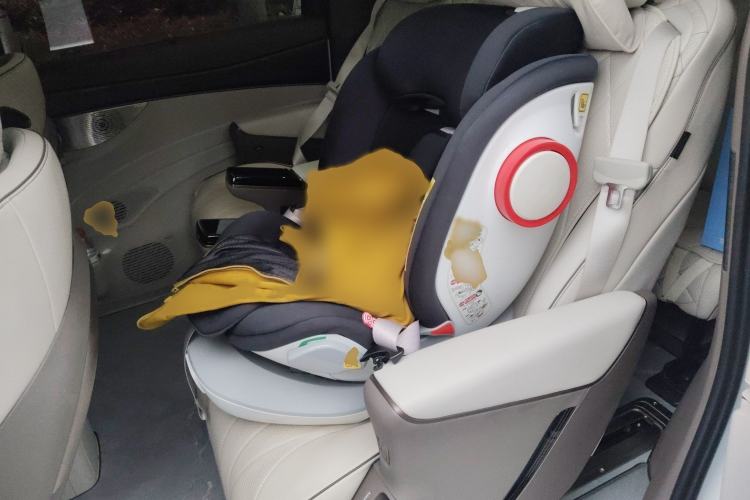 Used Denza D9 2022 DM-i 1040 Prestige Model Interior 4