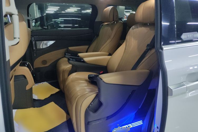 Used Denza D9 2022 DM-i 1040 Prestige Model Interior 4