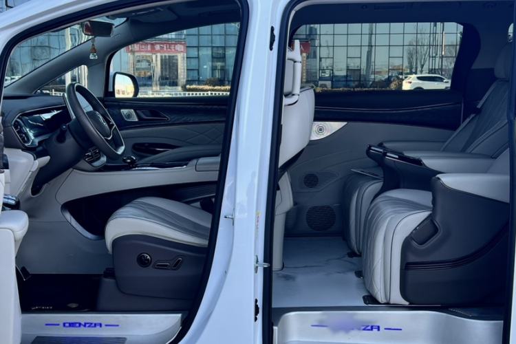Used Denza D9 2022 DM-i 1040 Prestige Model Interior 4