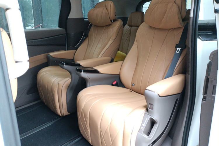 Used Denza D9 2022 DM-i 1040 Prestige Model Interior 4