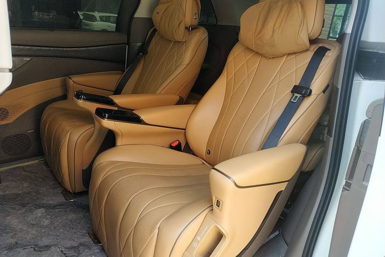 Used Denza D9 2022 DM-i 1040 Prestige Model Interior 4