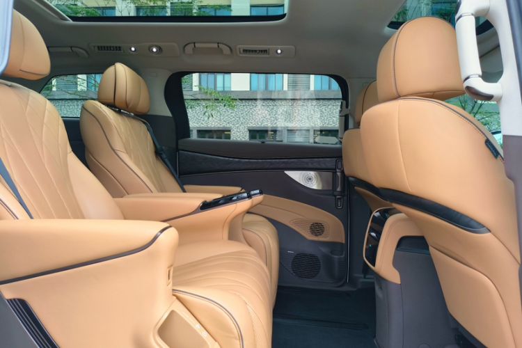 Used Denza D9 2022 DM-i 1040 Prestige Model Interior 5
