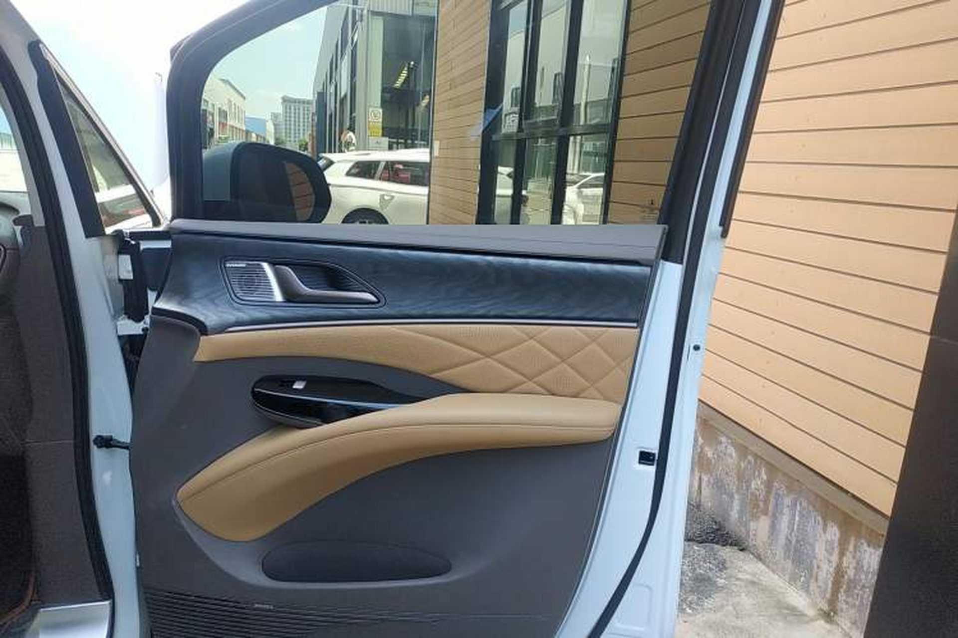 Used Denza D9 2022 DM-i 1040 Prestige Model Interior 5
