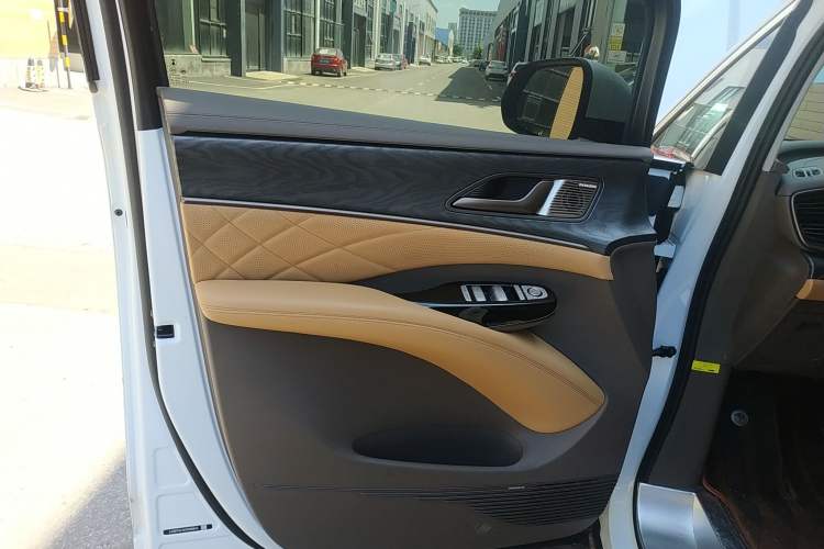 Used Denza D9 2022 DM-i 1040 Prestige Model Interior 7