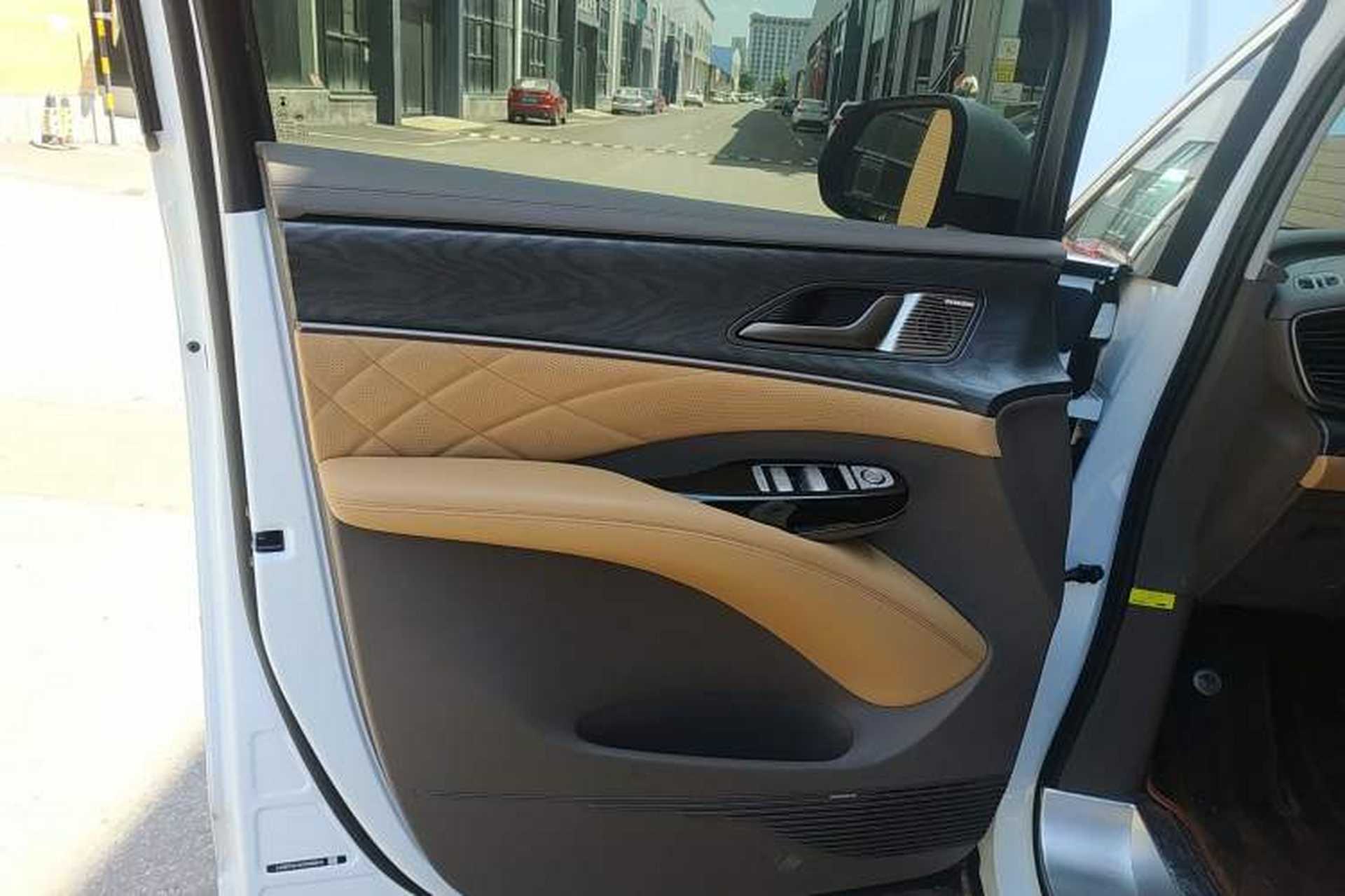 Used Denza D9 2022 DM-i 1040 Prestige Model Interior 7