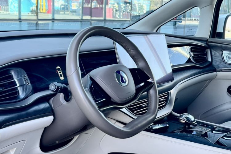 Used Denza D9 2022 DM-i 1040 Prestige Model Interior 8