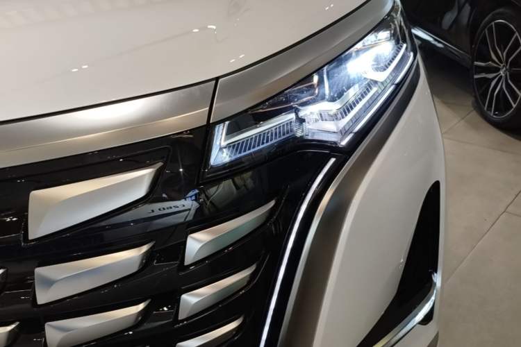 Used Denza D9 2022 DM-i 970 Four-Wheel Drive Flagship Model Left Front Headlight